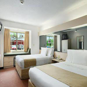 فندق ميكروتيل إن آند سويتس باي ويندام سينيكا فولز المظهر الخارجي الصورة